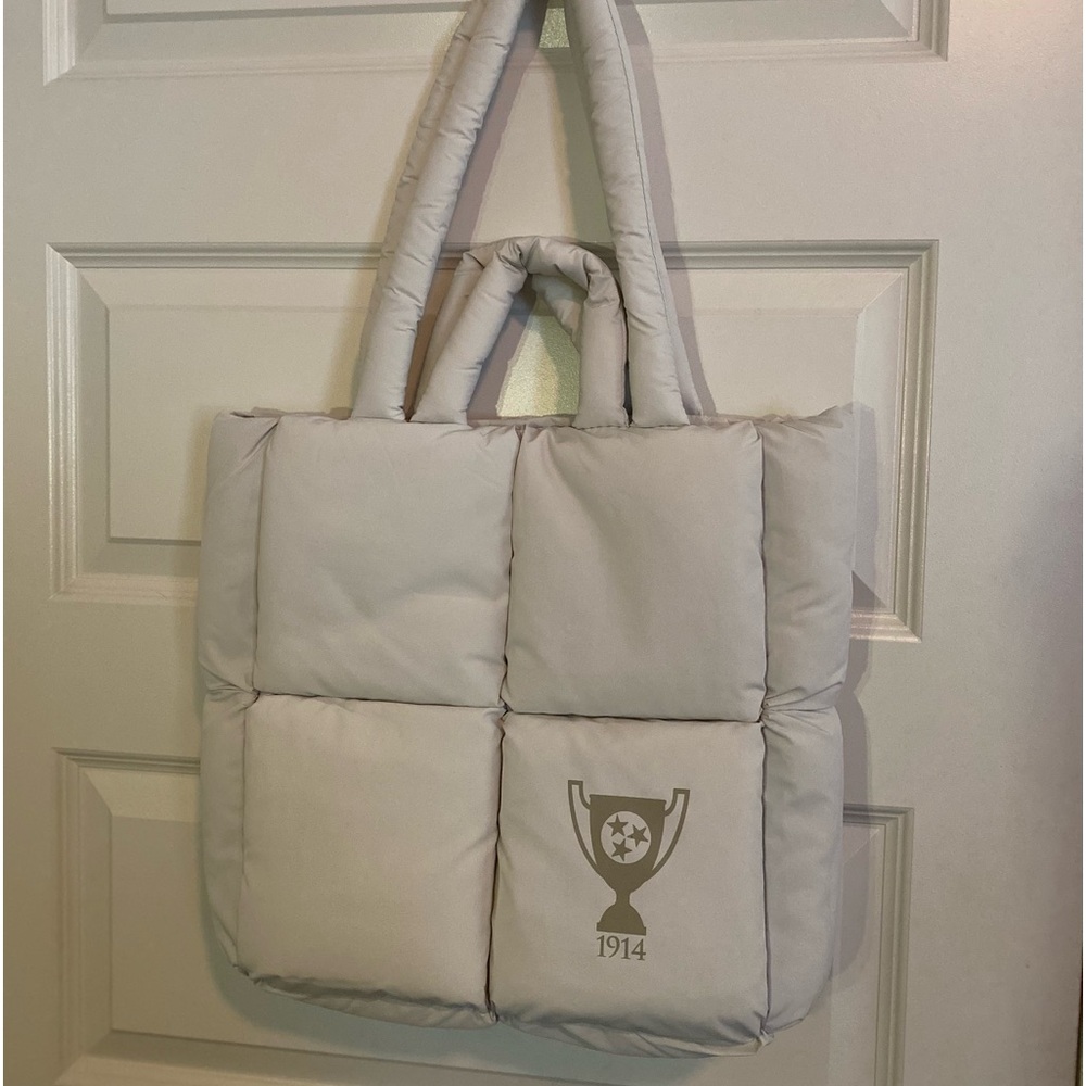 BEAUTIFUL Logobrands puff tote bag. Off white.